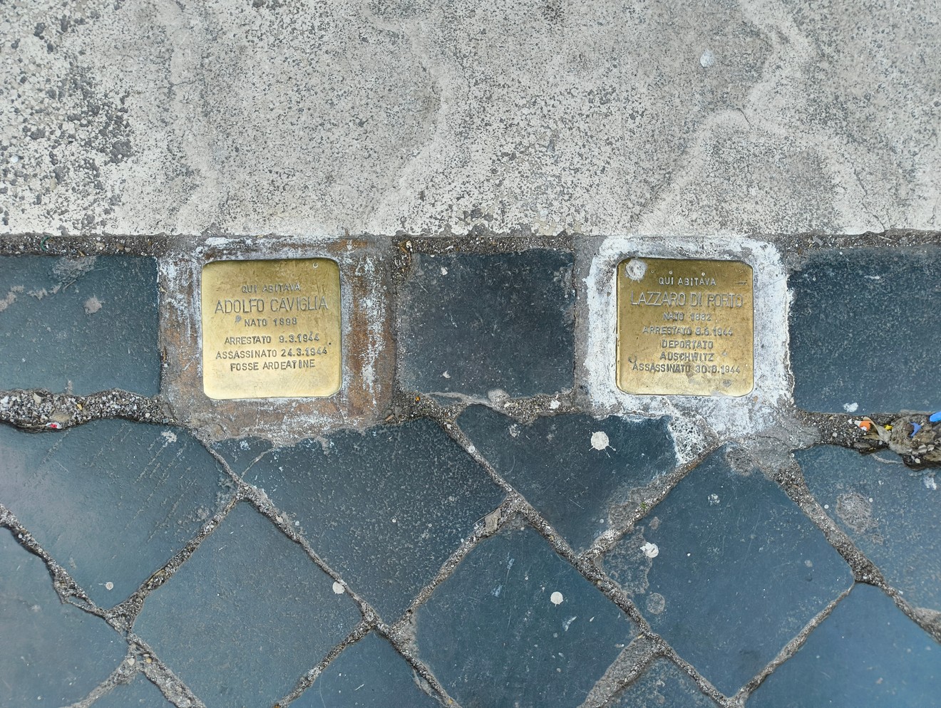 Pietre d'inciampo dedicate a Adolfo Caviglia e a una vittima della persecuzione nazista.
