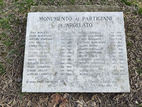 Monumento commemorativo ai partigiani di Argelato, con nomi incisi in memoria dei caduti.