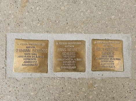 Pietre d'inciampo dedicate a Hermann, Hans Werner e Lilly Sander Schloss, vittime della Shoah.