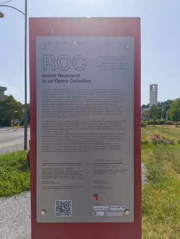 Spazio pubblico dedicato al progetto "ROC - donne Resistenti in un'Opera Collettiva", con pannello informativo.