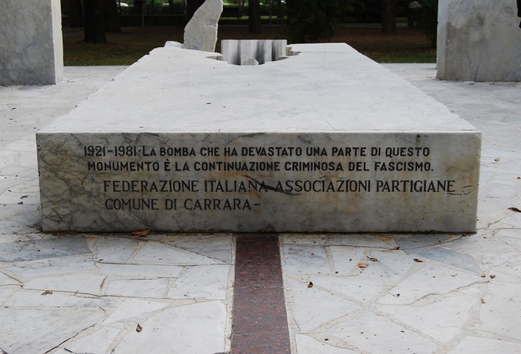 Monumento commemorativo che ricorda le vittime del fascismo a Carrara, simbolo di memoria storica e resistenza.