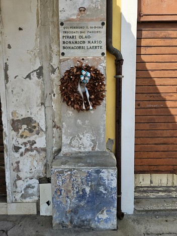 Lapide commemorativa con corona di alloro dedicata a Pivari, Bonamico e Bonaccorsi.
