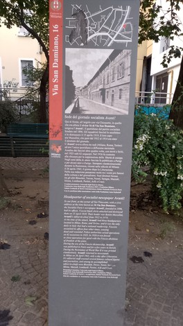 Totem informativo all'esterno della sede dell'Avanti!, con mappa e testo descrittivo.