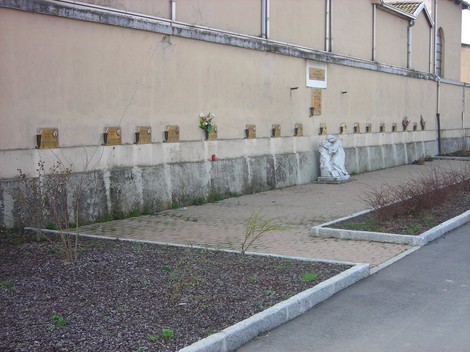 Monumento commemorativo per le vittime dell'eccidio di Mottalciata, caratterizzato da una scultura e personaggi commemorativi.