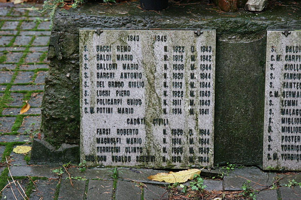 Monumento ai caduti di Polcanto, onore e memoria per coloro che hanno sacrificato la vita.