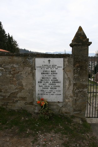 Lapide commemorativa dei caduti di Santa Maria a Vezzano, simbolo di memoria e rispetto per i defunti.