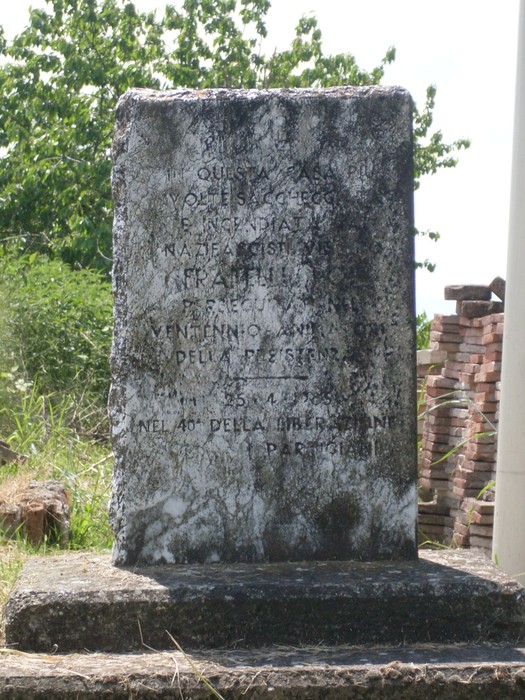 Monumento ai fratelli Poli, dedica commemorativa in omaggio alla loro memoria e ai valori di sacrificio.