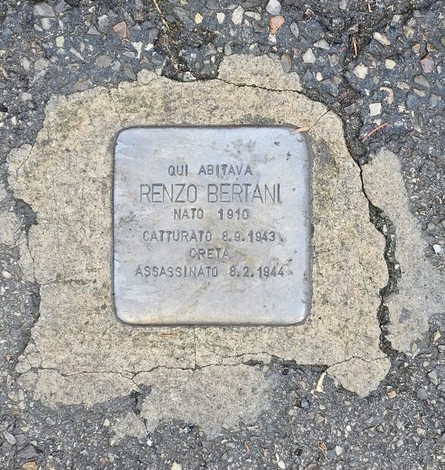 Pietra d'inciampo commemorativa dedicata a Renzo Bertani, martire della Seconda Guerra Mondiale.