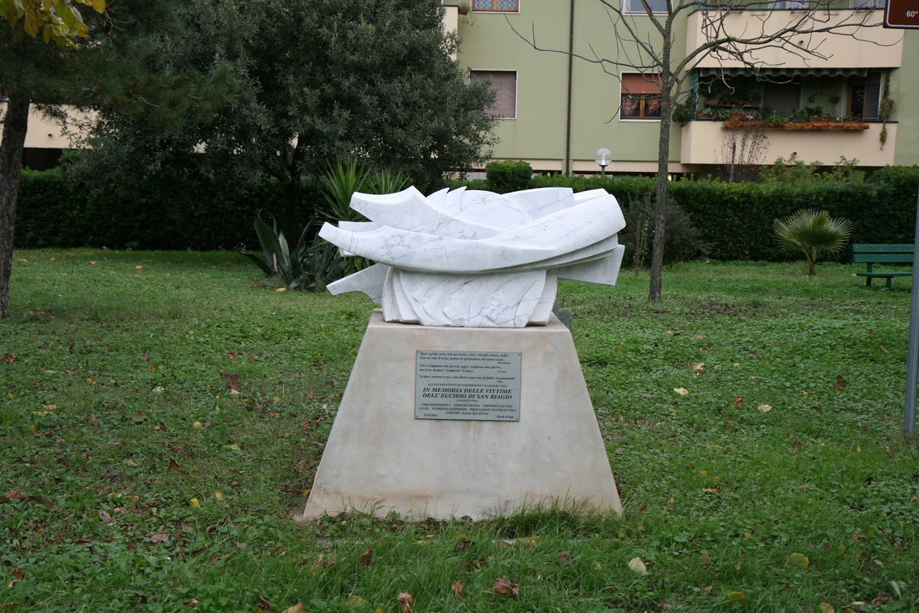 Monumento dell'eccidio di San Biagio, memoriale in marmo dedicato alle vittime di una tragedia storica.