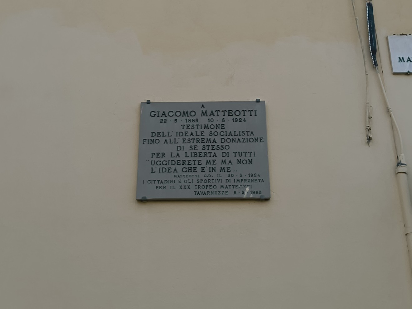 Lapide commemorativa a Giacomo Matteotti, attivista politico e simbolo della libertà.