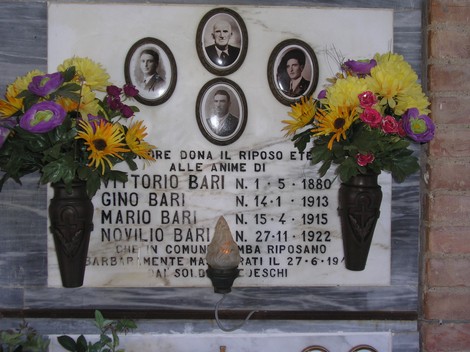 Sepolcro della famiglia Bari, decorato con fiori e ritratti, situato in un ambiente commemorativo.