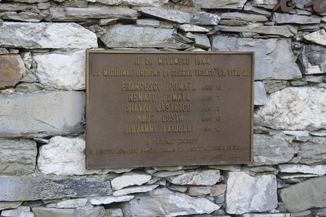 Monumento ai caduti di Bavari, incastonato in un contesto di pietra, onora i nomi dei caduti della guerra.
