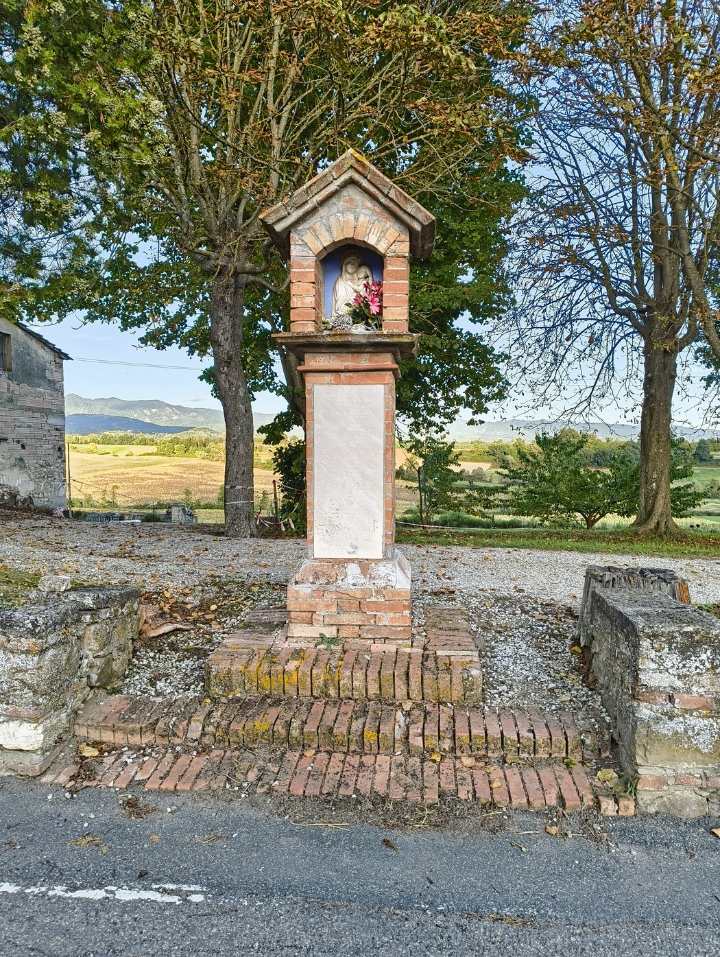 Tabernacolo dei reduci di Gabbiano, monumento dedicato ai soldati, circondato da alberi e natura.