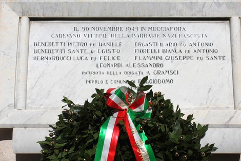 Lapidi commemorative delle vittime dell'eccidio di Mucciafora avvenuto il 30 novembre 1943.