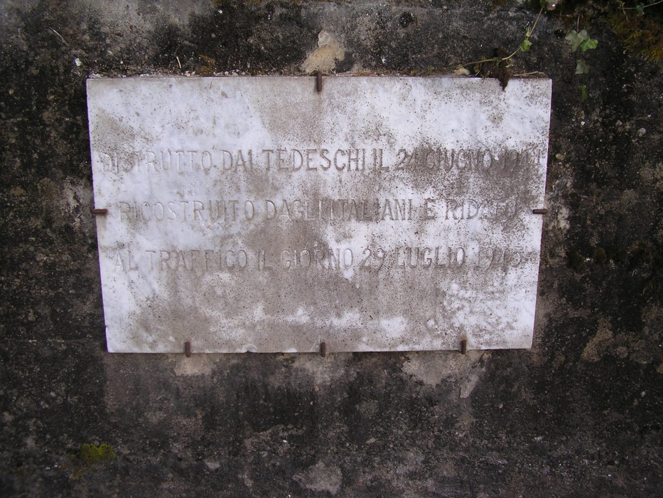 Lapide commemorativa del ponte sul Farma, dedicata alla sua costruzione e significato storico.