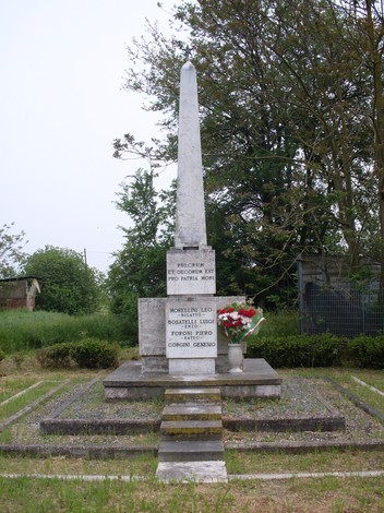 Monumento commemorativo dedicato a Morellini, Bosatelli, Foroni e Corgini, situato in un’area verde.