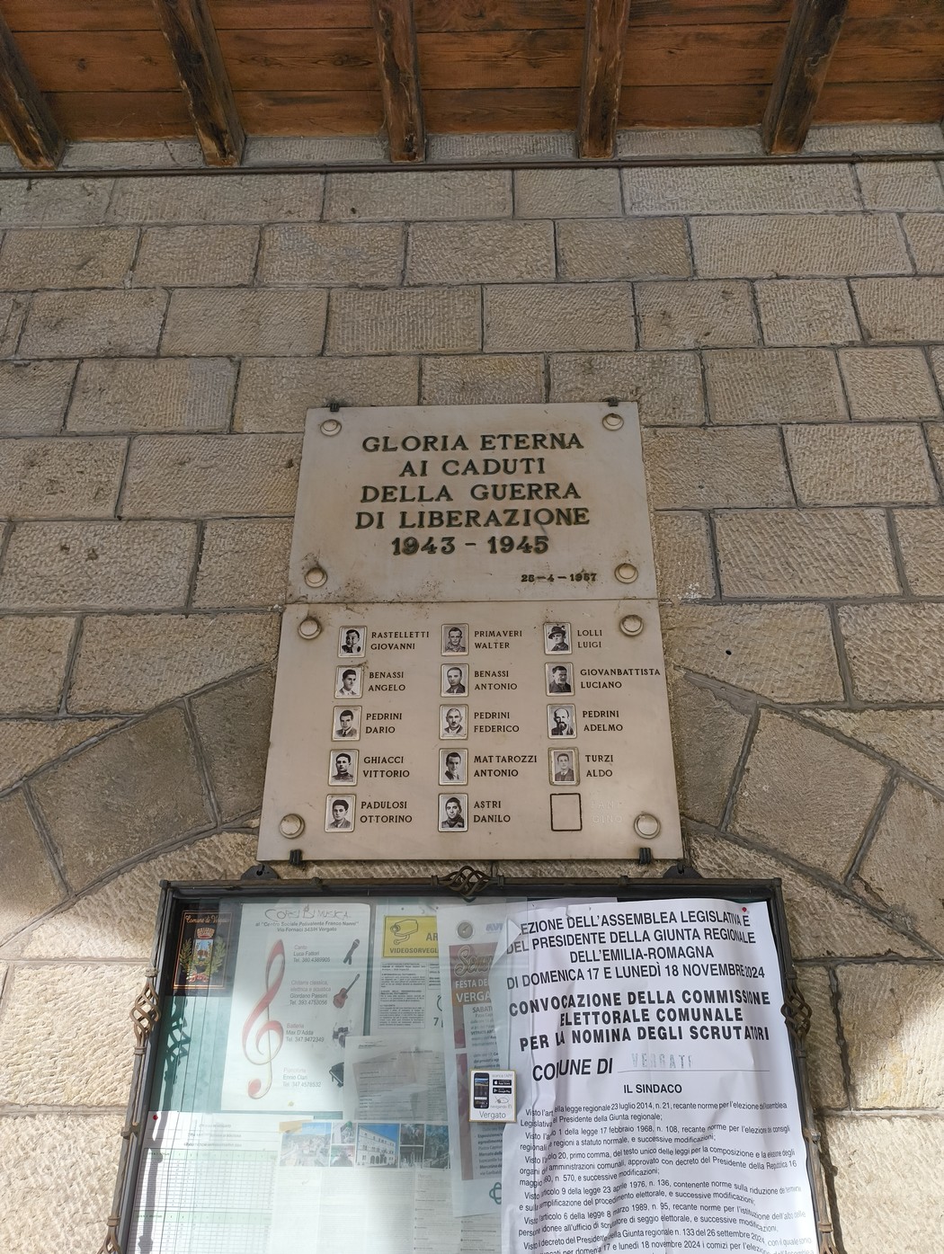 Lapide commemorativa dedicata ai caduti della Guerra di Liberazione (1943-1945).