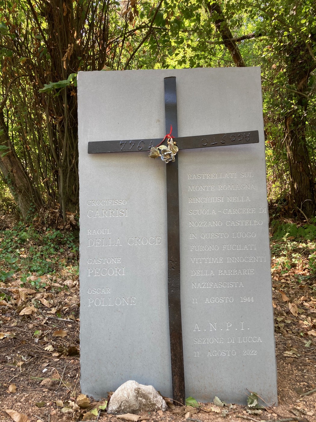 Croce commemorativa a Carrisi, dedicata alle vittime innocenti del nazifascismo, agosto 1944.