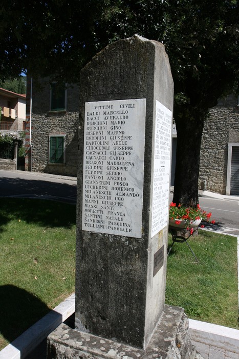 Cippo commemorativo dedicato ai caduti, con incisi i nomi delle vittime civili.