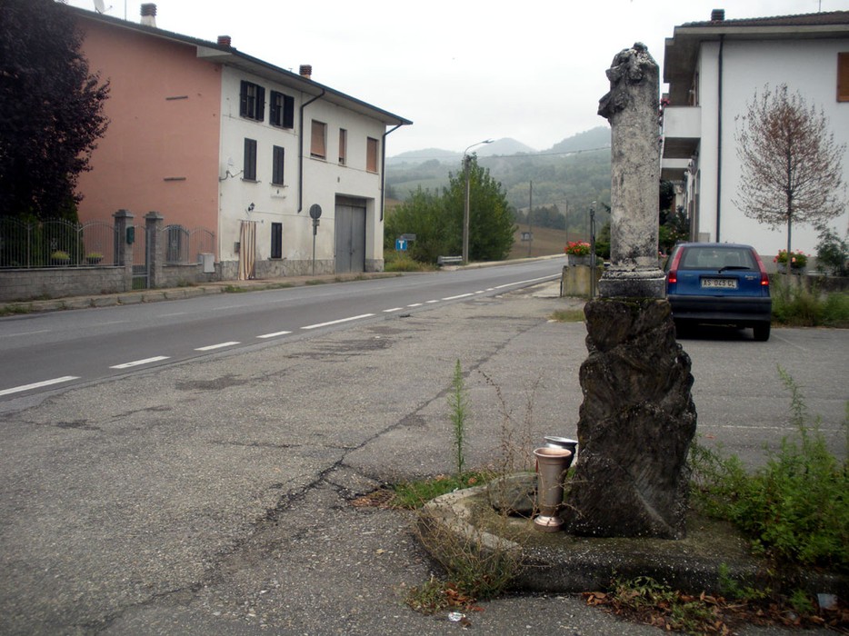 Cippo a Bardone: monumento in pietra situato lungo la strada, immerso nel paesaggio tranquillo di campagna.