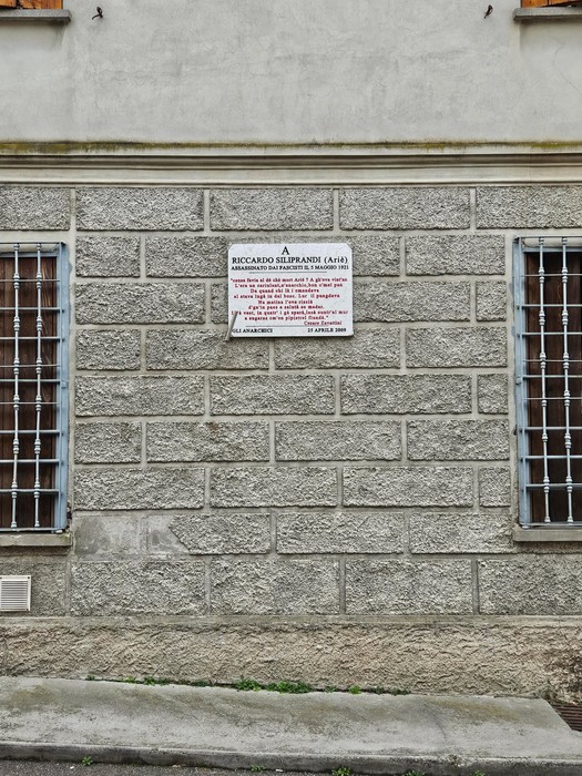 Lapide commemorativa su una parete in pietra, dedicata a Riccardo Siliprandi.