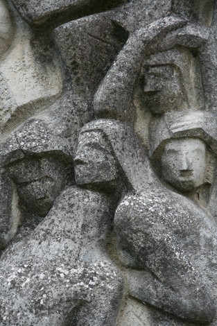 Rappresentazione artistica del Monumento ai caduti, onore ai sacrifici della provincia e memoria collettiva.