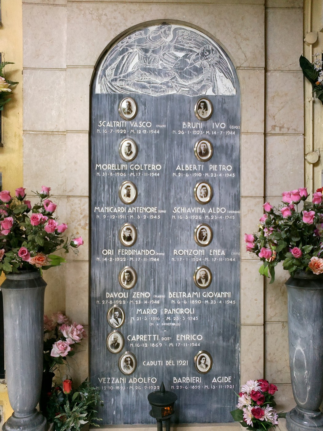 Sacrario dei caduti della Liberazione a San Martino in Rio, commemorazione con nomi e fiori.