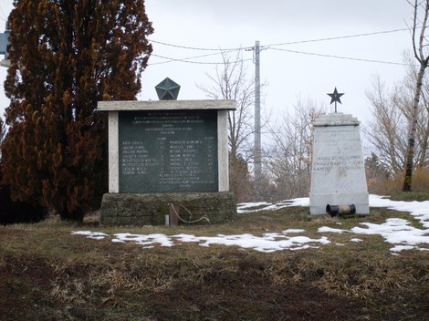 Monumenti commemorativi dedicati alla Battaglia dello Sparavalle, immersi in un paesaggio invernale.