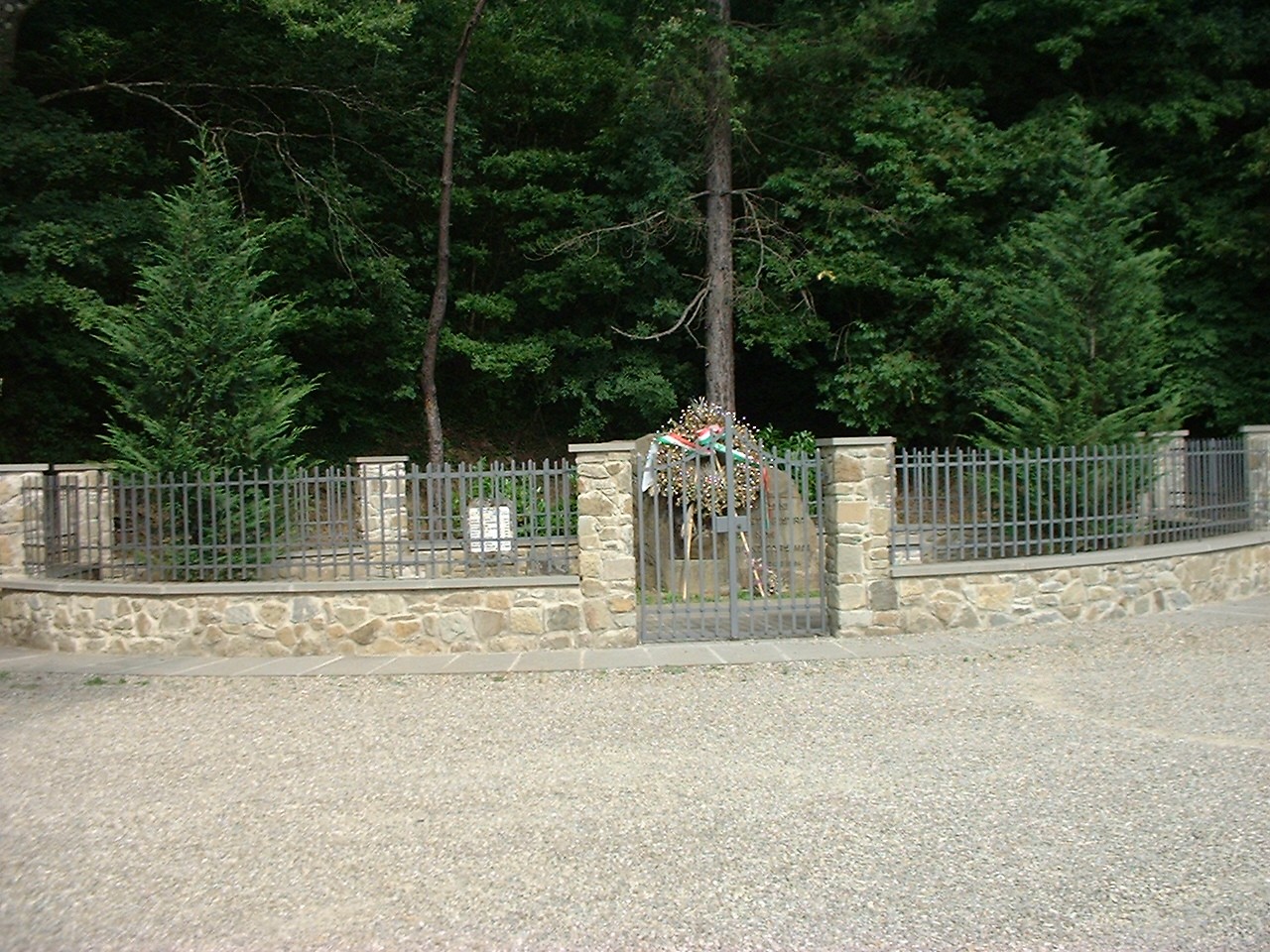 Monumento ai caduti dell'eccidio de L'Intoppo, dedicato alla memoria delle vittime di quel tragico evento.