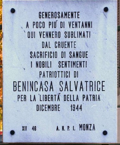 Lapide commemorativa dedicata a Benincasa, onore ai patrioti caduti per la libertà della Patria nel dicembre 1944.