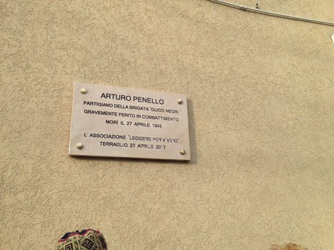 Lapide commemorativa dedicata ad Arturo Penello, partigiano della Brigata "Guido Negri", morta il 27 aprile 1945.