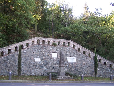 Monumenti al Parco della Rimembranza, struttura in pietra immersa nel verde. Un luogo di memoria e riflessione.