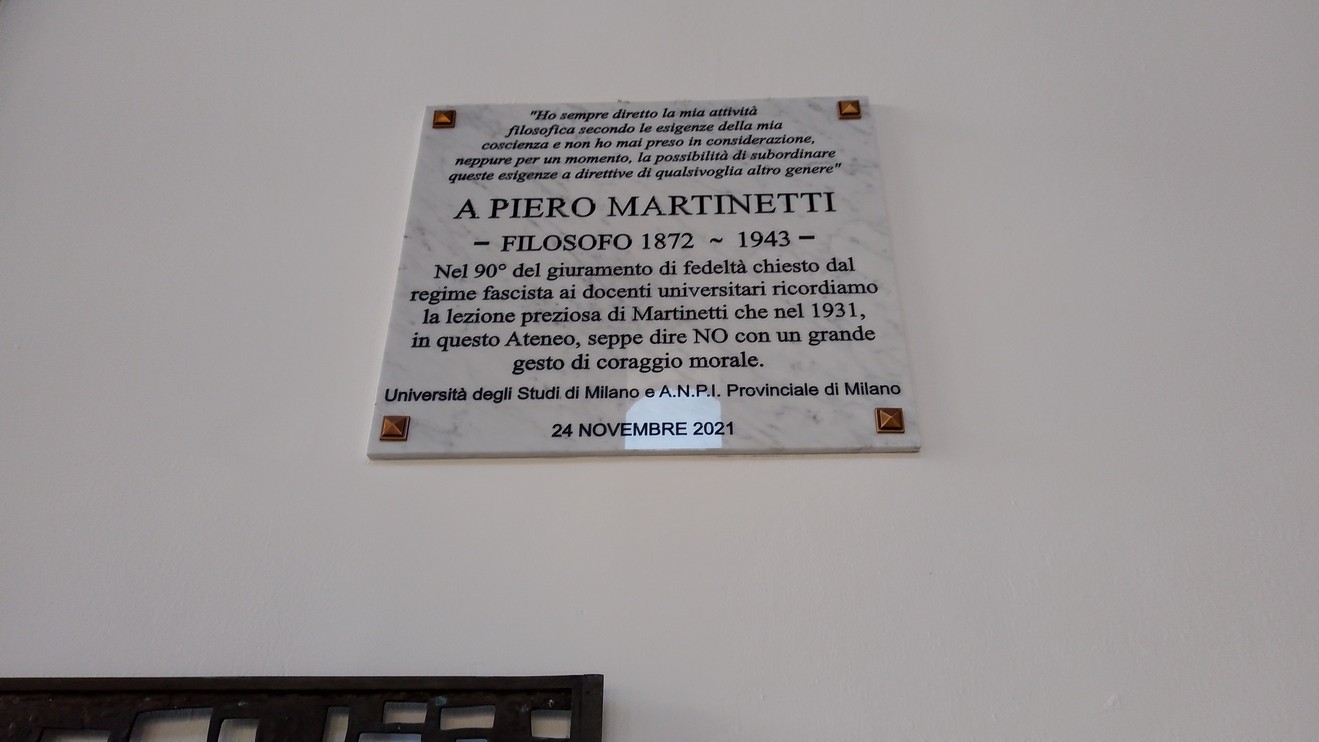 Lapide commemorativa dedicata a Piero Martinetti, filosofo attivo nel XX secolo, con dettagli della cerimonia.