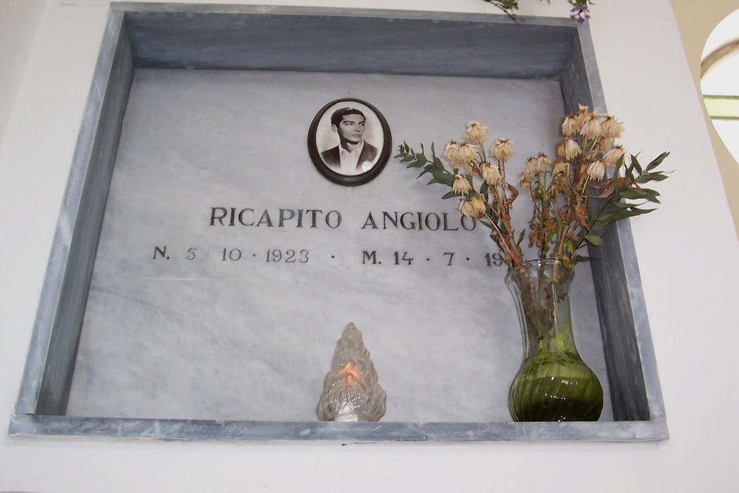 Cappella dei Caduti Partigiani, commemorazione dei resistenti con un'edicola e decorazioni floreali.
