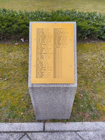Lapide commemorativa nel Cimitero militare italiano di Zehlendorf, con nomi incisi in memoria dei caduti.
