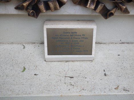Lapide commemorativa in onore dei ferrovieri caduti, situata a Firenze Prato.