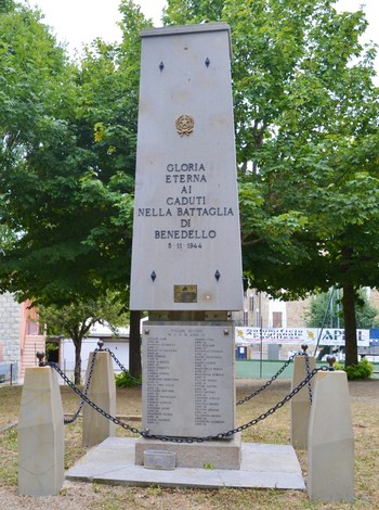 Monumento commemorativo ai caduti della Battaglia di Benedello, situato in un parco verde.