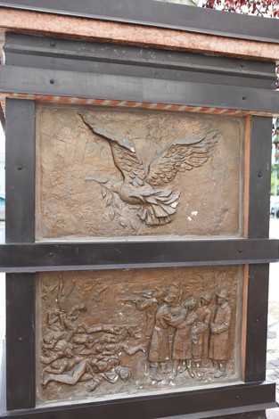 Monumento ai Martiri del Panaro, con rilievi evocativi che commemorano la memoria dei caduti.