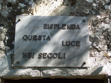 Cappella dedicata ai fratelli Bimbi, con scritta che celebra la luce e il passare dei secoli.