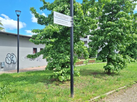 Targa commemorativa dedicata alle vittime del bombardamento del 1942, posizionata in un'area verde urbana.
