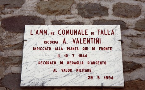 Lapide commemorativa ad A. Valentini, riconoscimento al valor militare e al sacrificio durante la Seconda Guerra Mondiale.