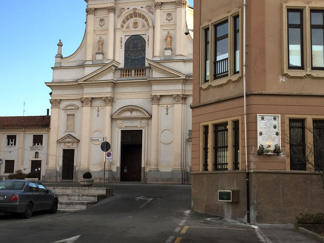 Lapide commemorativa ai caduti di Cilavegna, posizionata accanto alla chiesa del paese.