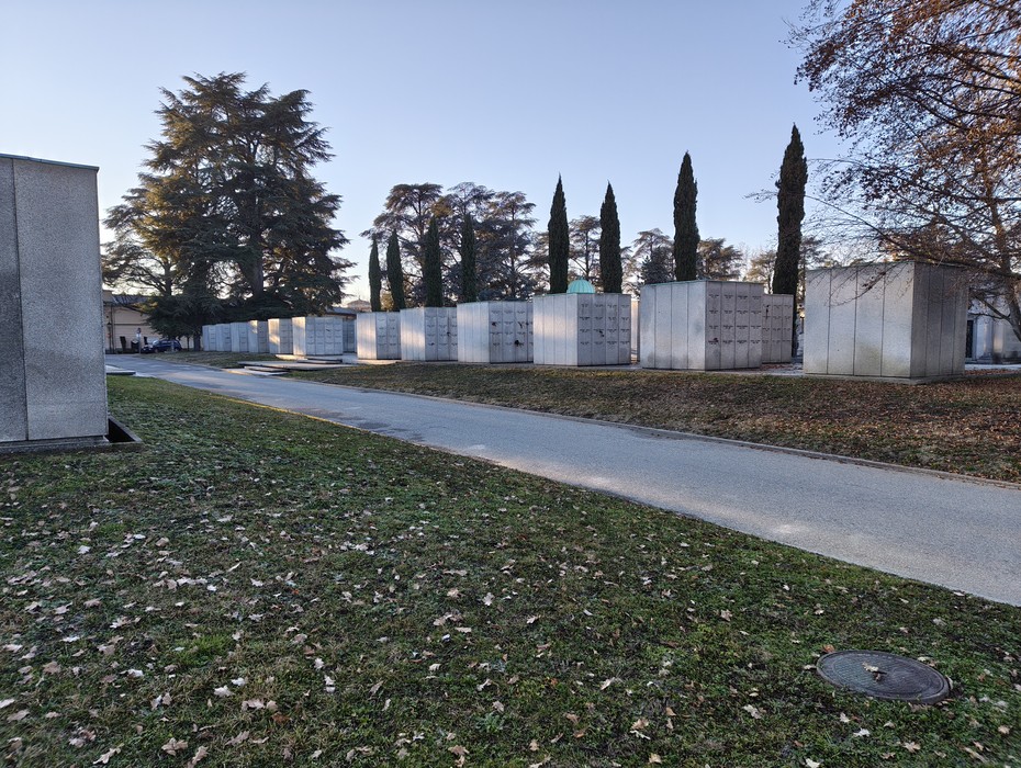 Campo della Gloria, con strutture funerarie in granito e alberi sullo sfondo, in una giornata serena.