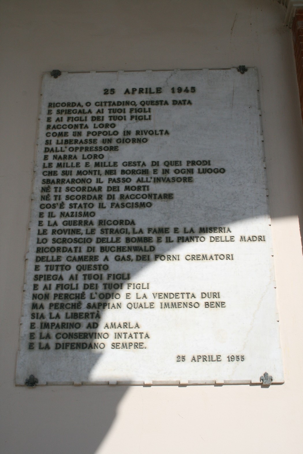 Lapide commemorativa del decennale, dedicata alle vittime e agli eventi storici del 25 aprile 1945.