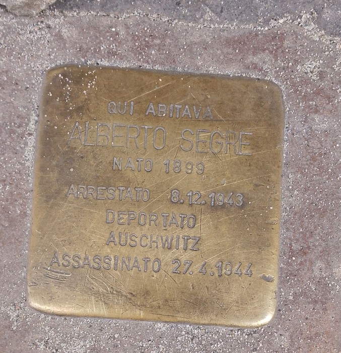 Pietre d'inciampo dedicate alla famiglia Segre, a memoria delle loro sofferenze e persecuzioni durante la Seconda Guerra Mondiale.