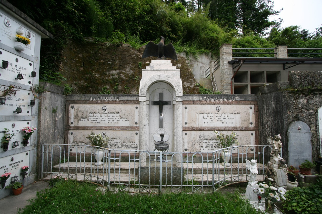 Sepolcri della famiglia Lombardi, monumento funerario con elementi architettonici e decorazioni floreali.