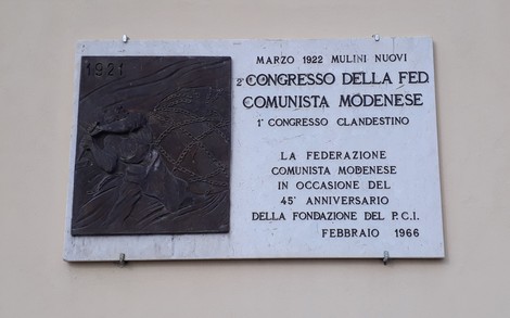 Lapide commemorativa del 1° congresso clandestino del PCI, tenutosi nel 1922 a Modena.