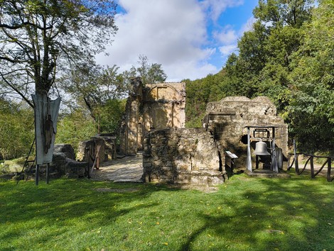 Rovine della chiesa di Casaglia, un luogo ricco di storia immerso nella natura.