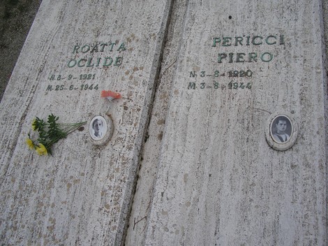 Sepolcro dei caduti sangimignanesi, con nomi incisi e fiori commemorativi in memoria dei defunti.