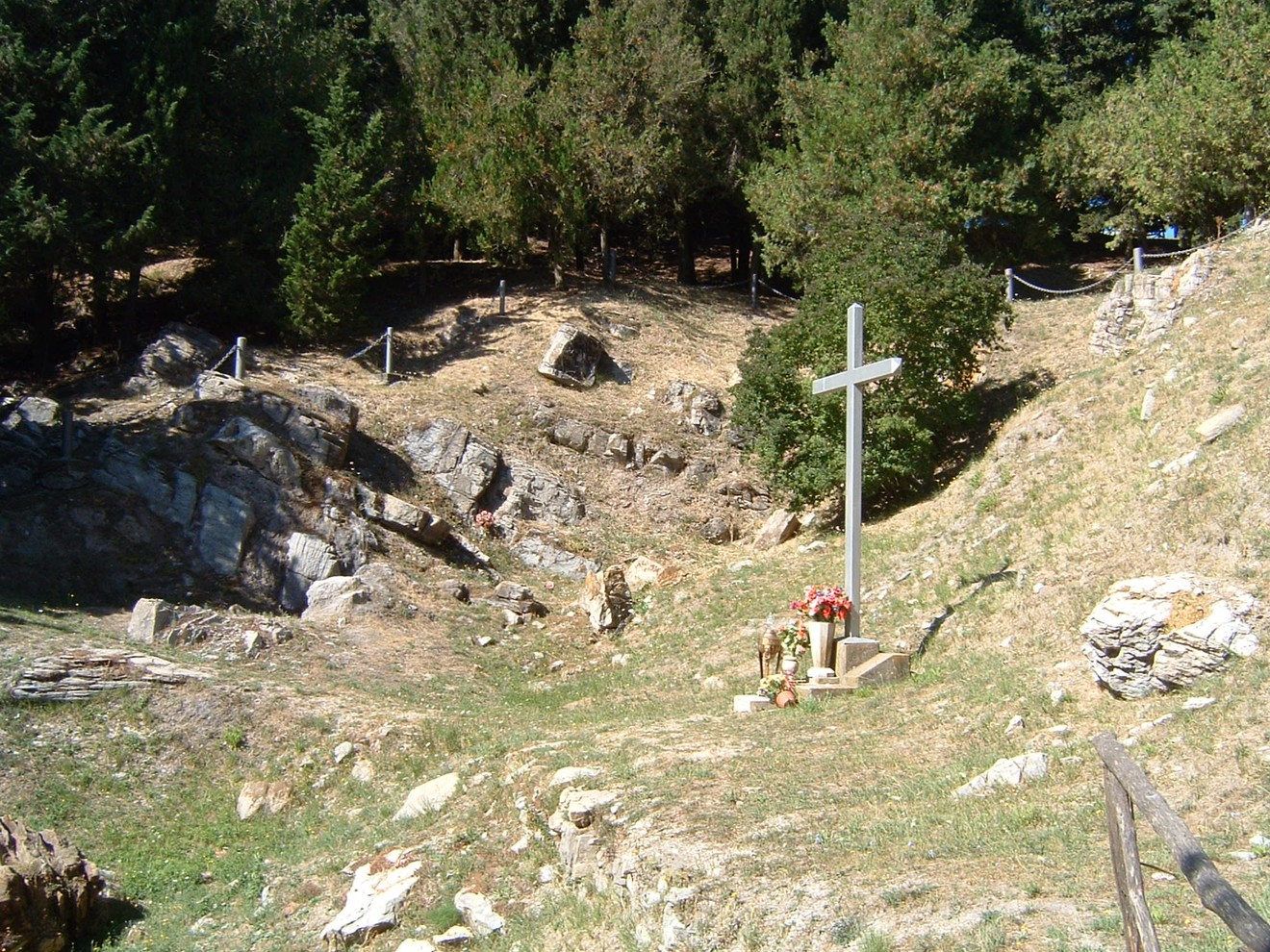Vallino dei Martiri di Niccioleta, un luogo di memoria e commemorazione immerso nella natura.